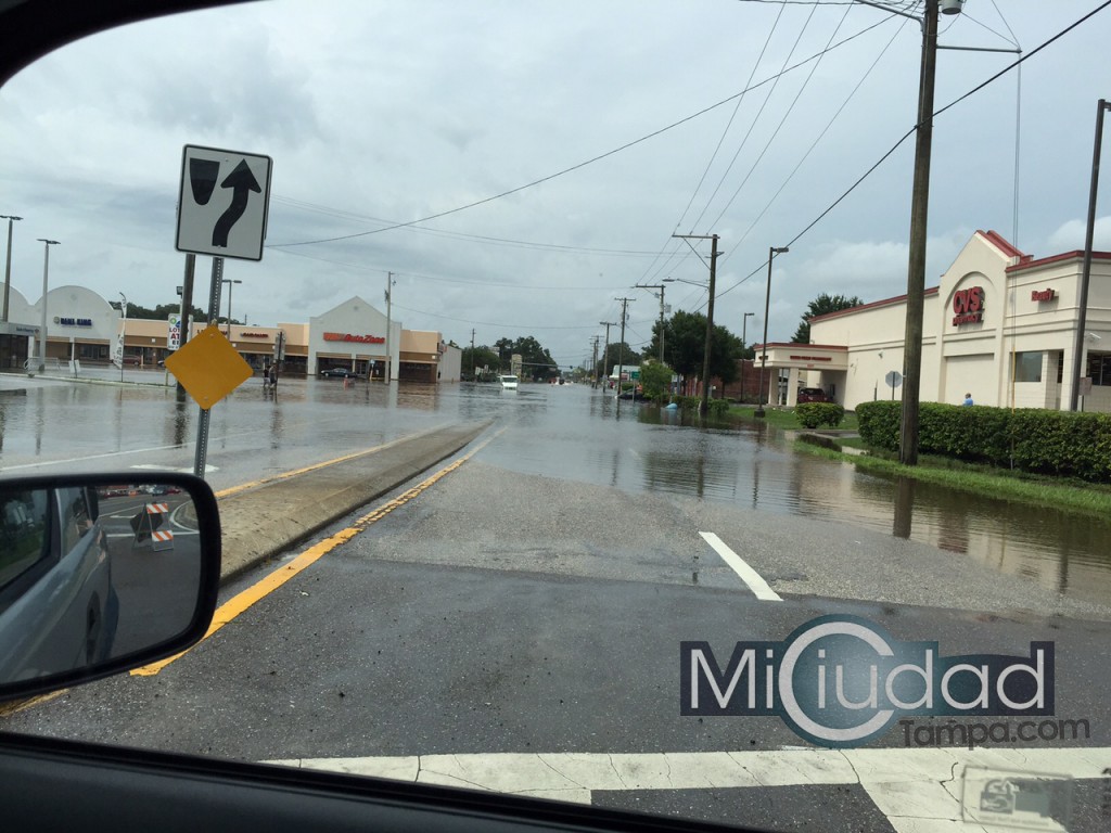 Vista parcial de las inundaciones en Tampa el dia 2 de agosto, una mirada a Hanley Rd desde Hillsborough Av hacia Waters Av.