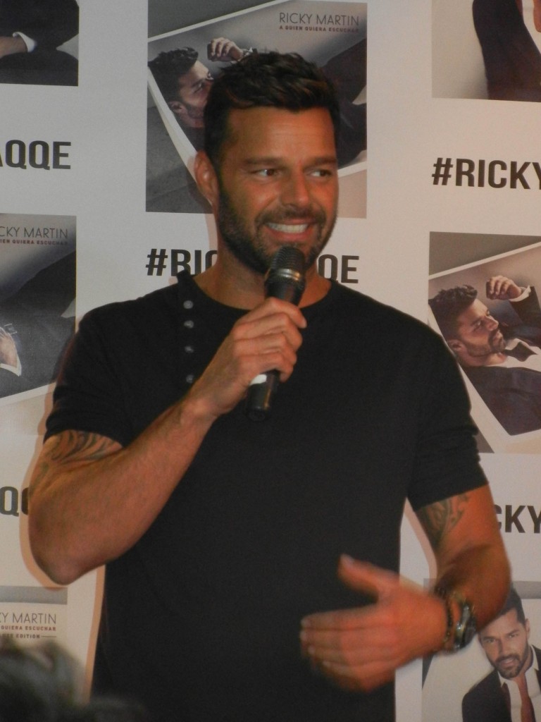 50210001. Los Ángeles.- Ricky Martin firmó la víspera cientos de autógrafos y posó con sus admiradores, la mayoría mujeres en el museo del Grammy en el centro de Los Ángeles.
NOTIMEX/FOTO/JOSÉ ROMERO MATA/COR/ACE/